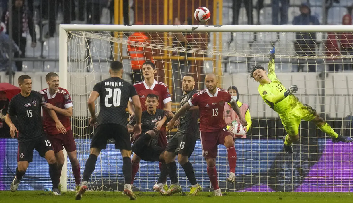 Penjaga gawang Rusia Matvey Safonov melakukan penyelamatan saat melawan Kroasia pada pertandingan sepak bola kualifikasi Grup H Piala Dunia 2022 di Stadion Poljud, Split, Kroasia, 14 November 2021. Kroasia menang 1-0. (AP Photo/Darko Bandic)