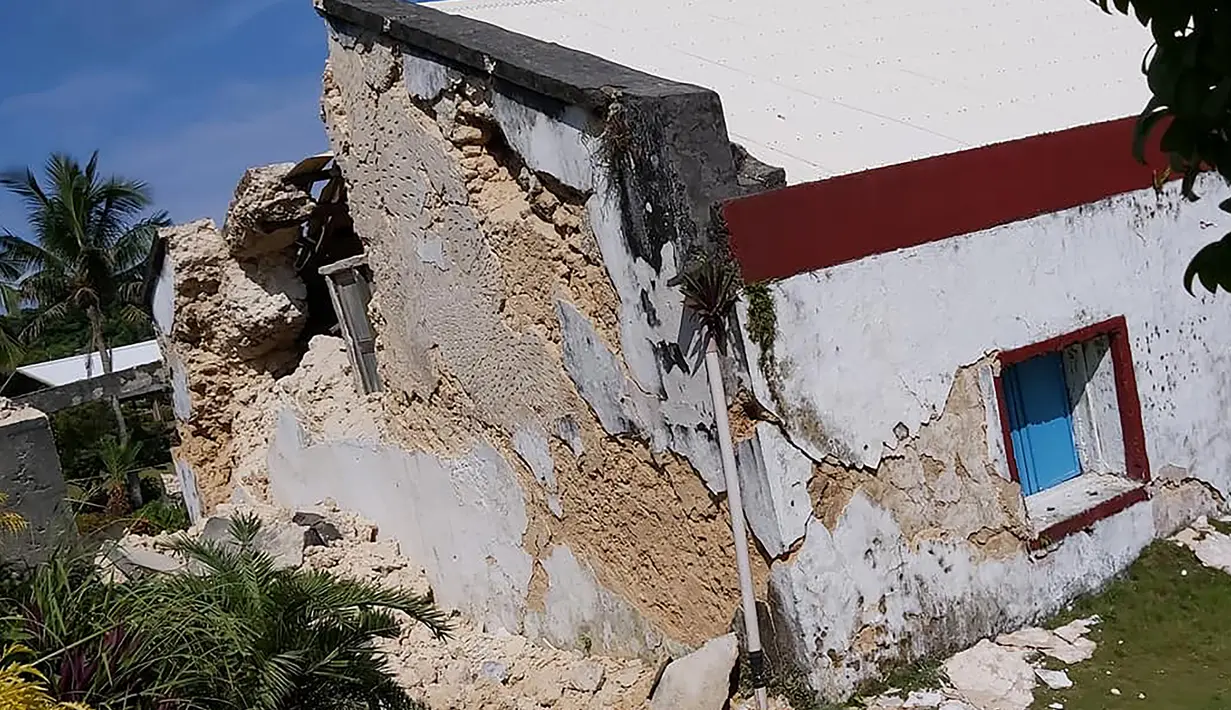 Tembok gereja Sta Maria de Mayan yang rusak setelah gempa kembar berkekuatan magnitudo 5,4 dan 5,9 di Itbayat on Pulau Batanes, Filipina (27/7/2019). Delapan orang tewas dan belasan lainnya cedera akibat gempa kembar tersebut. (AFP Photo/Dominic De Sagon Asa)