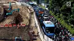 Pengendara terjebak kemacetan di samping proyek pembangunan underpass Mampang, Jakarta, Senin (6/11). Gubernur DKI Jakarta Anies Baswedan mengatakan ada 10 proyek pembangunan infrastruktur yang menimbulkan kemacetan luar biasa. (Liputan6.com/JohanTallo)