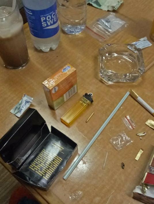 Barang bukti dari penangkapan politisi Partai Demokrat berinisial AA  di hotel kawasan Slipi, Jakarta, Senin (4/3). Penangkapan ini dilakukan tim Direktorat Tindak Pidana Narkoba Bareskrim Polri. (Liputan6.com/HO/Dit Narkoba Mabes Polri)