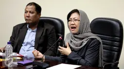 Pengamat Politik LIPI Siti Zuhro (kanan) saat Diskusi di Gedung Bawaslu, Jakarta, Jumat (7/8/2015). Diskusi membahas Calon Tunggal Kepala Daerah dan Komitmen Parpol Siapkan Pemimpin Lokal.(Liputan6.com/Helmi Afandi) 