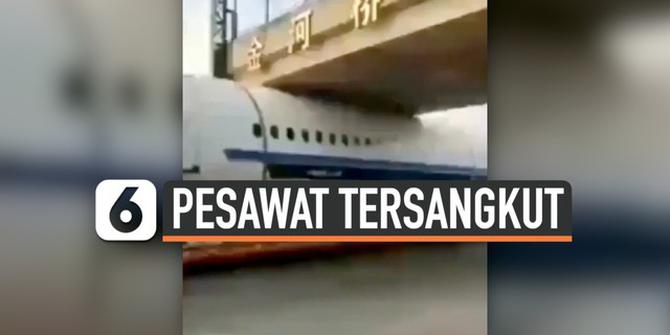 VIDEO: Penampakan Pesawat Airbus Tersangkut di Kolong Jembatan