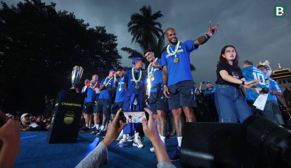 Striker Persib Bandung, David Da Silva (kanan) bersama Ciro Alves menyapa para bobotoh dari atas panggung utama setelah tiba di Gedung Sate, Kota Bandung, Sabtu (1/6/2024) sore usai melakukan pawai juara BRI Liga 1 2023/2024. (Bola.com/M Iqbal Ichsan)