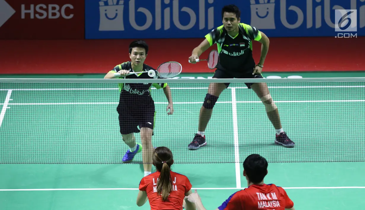 Ganda campuran Indonesia, Tontowi Ahmad/Liliyana Natsir saat melawan Tan Kian Meng/Lai Pei Jing (Malaysia) pada babak pertama Indonesia Open 2018 di Istora GBK, Jakarta, Selasa (3/7). Tontowi/Liliyana unggul 21-11, 21-14. (Liputan6.com/Helmi Fithriansyah)
