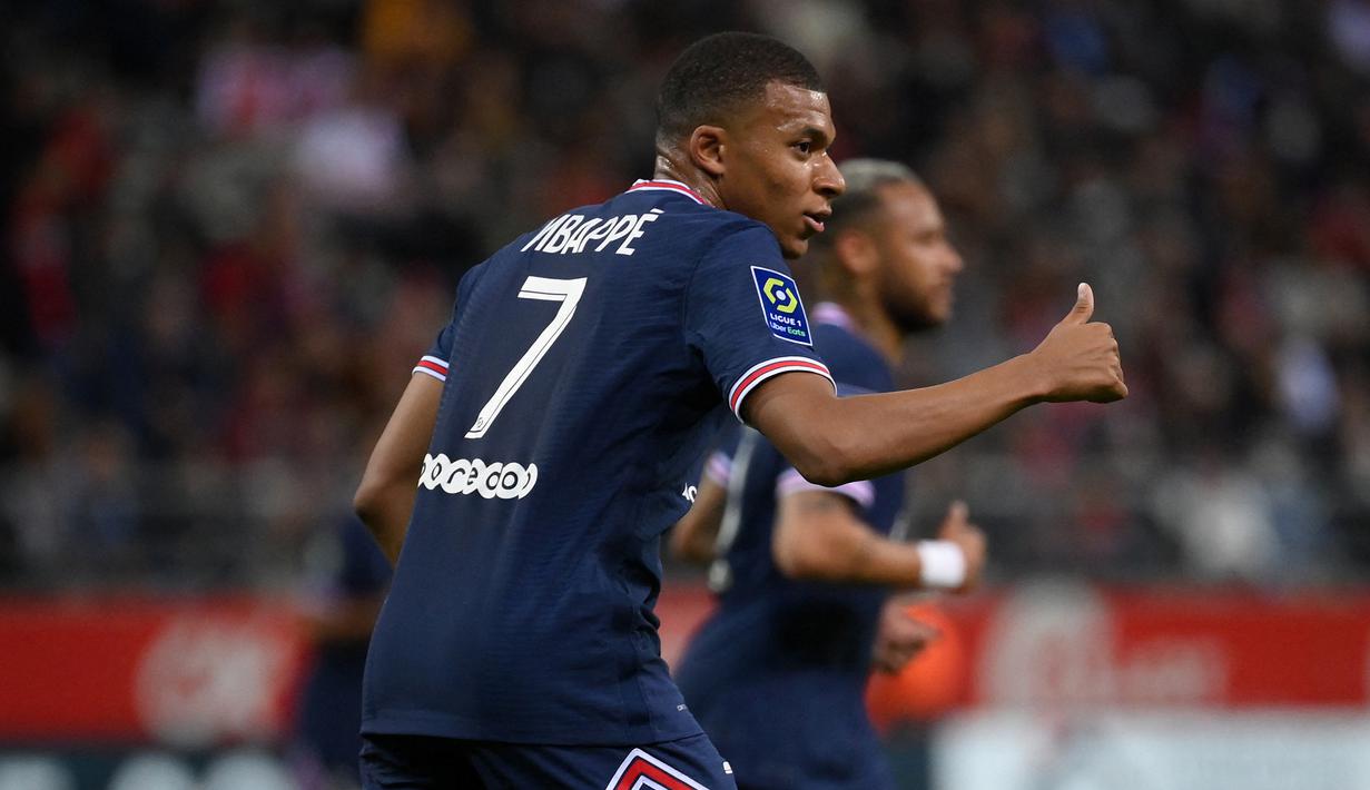 Kylian Mbappe. Striker berusia 22 tahun ini dipercaya kembali mengenakan jersey nomor punggung 7 oleh PSG yang musim lalu menjadi milik Moise Kean. Mbappe mulai menggunakan jersey nomor punggung 7 sejak 2018/2019, setelah sempat menggunakan nomor 29 di musim pertamanya. (Foto: AFP/Franck Fife)