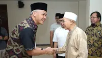 Gubernur Jawa Tengah (Jateng) Ganjar Pranowo sowan ke Imam Besar Masjid Raya Sheikh Zayed Al-Nahyan KH Abdul Rozaq Shofawi di Pondok Pesantren Al-Muayyad Mangkuyudan, Kota Solo. (Dok. Istimewa)