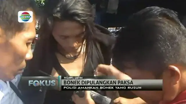 Rusuh dan membawa pil koplo saat akan menonton bola, seorang suporter Persebaya Surbaya (Bonek) dipulangkan oleh polisi.