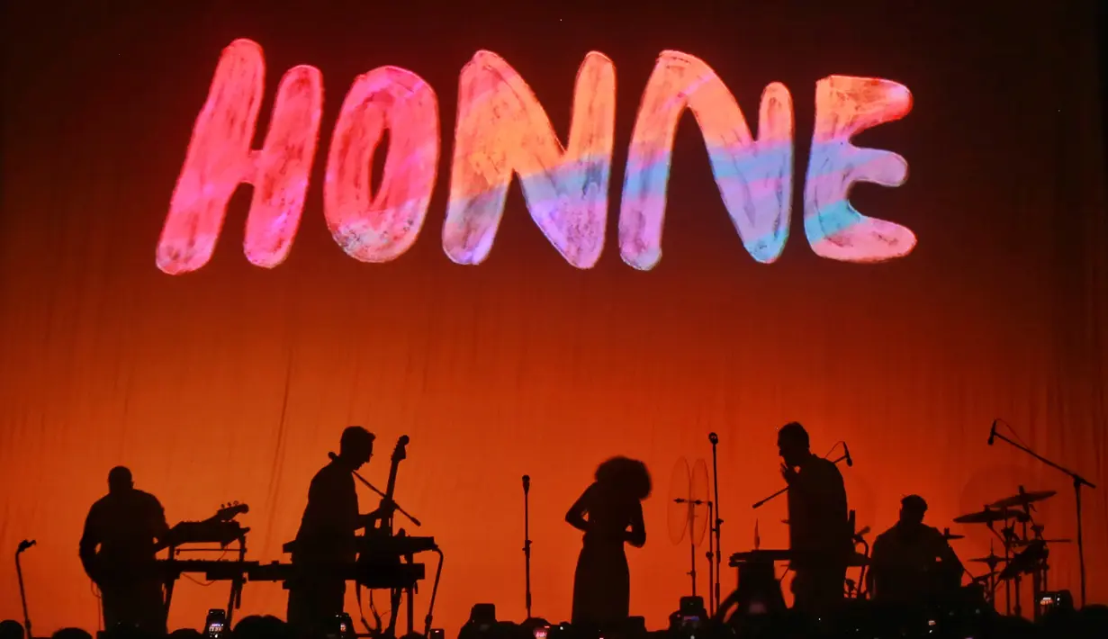 <p>HONNE menepati janjinya temu kangen dengan fans Indonesia di HONNE Asia Tour 2023 Indonesia. [Adrian Putra/Fimela.com]</p>