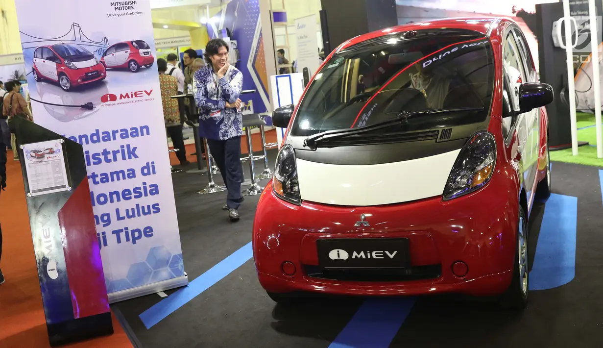 Pengunjung melihat-lihat mobil bertenaga listrik yang dipamerkan pada gelaran Indonesia Electric Motor Show (IEMS) 2019 di Jakarta, Rabu (4/9/2019). Pameran khusus kendaraan listrik ini bertajuk Electric Vehicle for Smart Transpotation. (Liputan6.com/Helmi Fithriansyah)