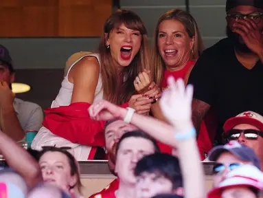 Reaksi penyanyi Amerika Serikat, Taylor Swift saat menonton laga National Football League (NFL) antara Kansas City Chiefs melawan Chicago Bears di Arrowhead Stadium, Kansas, Misouri, Amerika Serikat pada Minggu (24/09/2023) waktu setempat. (AFP/Getty Images/Jason Hanna)