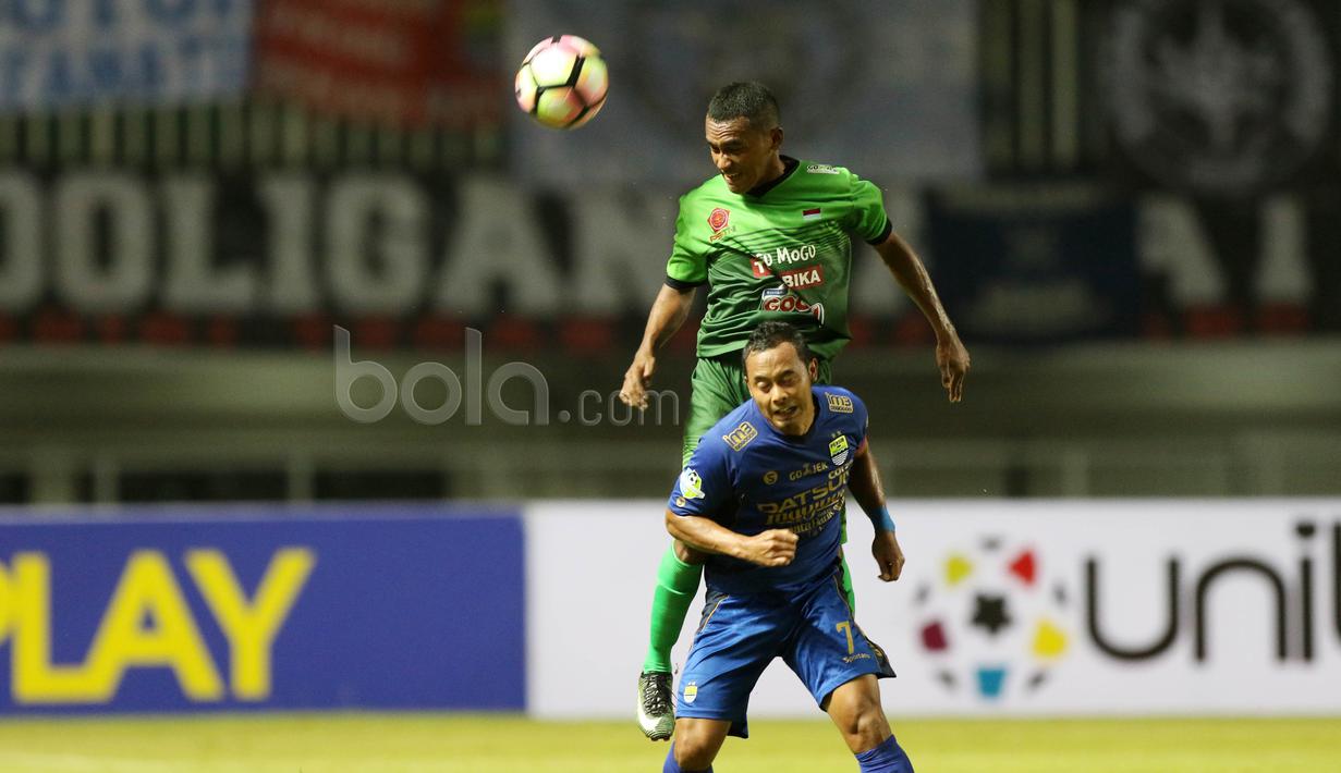 Pemain Persib Bandung, Atep (bawah) berduel dengan pemain PS TNI pada lanjutan Liga 1 2017 di Stadion Pakansari, Bogor, Sabtu (22/4/2017). PS TNI bermain imbang 2-2. (Bola.com/Nicklas Hanoatubun)