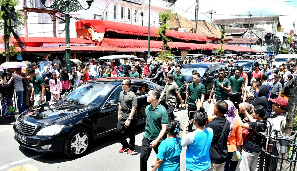 Paspampres mengawal mobil yang membawa Presiden Jokowi menuju Istana Kepresidenan Yogyakarta dari kawasan Malioboro, Minggu (31/12). Jokowi ditemani Kaesang Pangarep menikmati suasana jelang pergantian tahun di kawasan itu. (LIputan6.com/Biro Setpres)