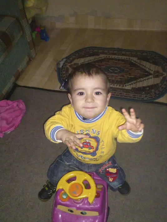 Foto Aylan Kurdi yang diletakkan di rumah bibinya, Tima Kurdi di Coquitlam, British Columbia, Kamis (3/9/2015). Bocah tiga tahun itu terdampar di pantai Turki dalam kondisi tak bernyawa. (REUTERS/Kurdi family)