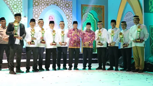 Musabaqah Tilawatil Qur’an (MTQ) ke-56 Tingkat Kabupaten Tangerang Tahun 2026 yang digelar di Kecamatan Pagedangan resmi berakhir. Bupati Tangerang memberikan penghargaan kepada Juara Umum. (Istimewa)