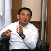 Gubernur DKI Jakarta Basuki Tjahaja Purnama saat menerima kunjungan pemain dan kru film 3 Srikandi, Jakarta, Selasa (19/7). (Liputan6.com/Herman Zakharia)