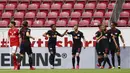 Pemain RB Leipzig merayakan gol yang dicetak oleh Timo Werner ke gawang Mainz 05 di Mainz, Minggu (24/5/2020). RB Leipzig menang dengan skor 5-0 atas Mainz 05. (AP/Kai Pfaffenbach)