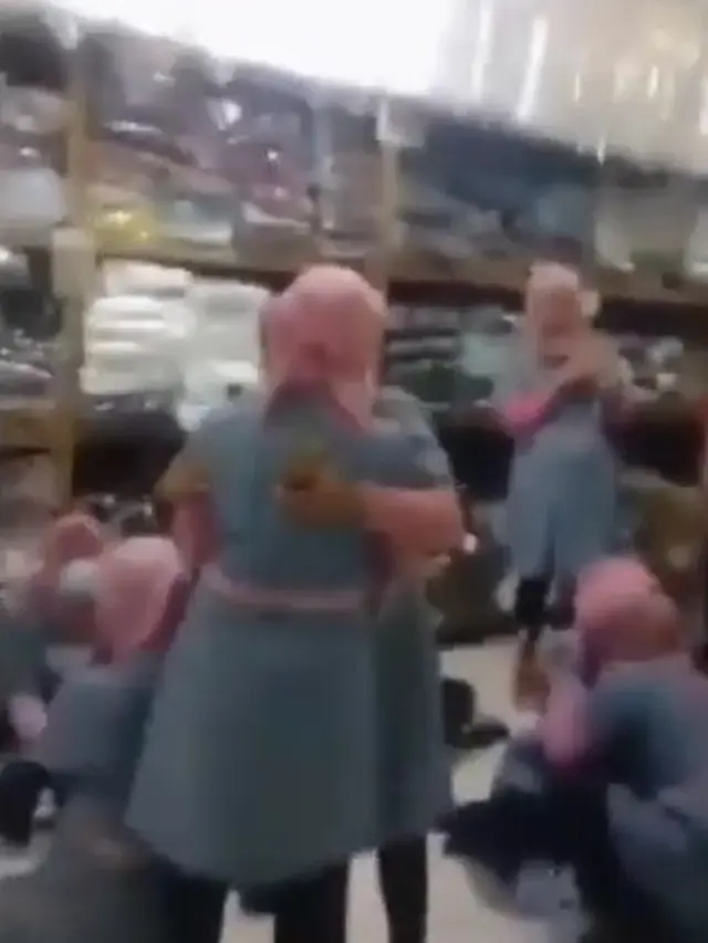 Viral video karyawan Ramayana menangis