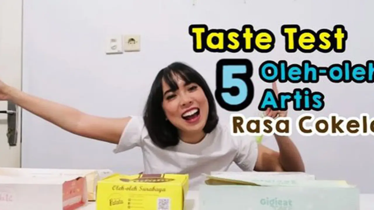 Fitrop nyobain kue artis rasa cokelat/copyright YouTube.com/fitrop