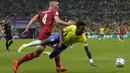 Penyerang Brasil Vinicius Junior berebut bola dengan bek Serbia Nikola Milenkovic pada laga perdana Grup G Piala Dunia 2022 Qatar di Lusail Stadium, Jumat (24/11/2022) dini hari WIB. Dari jumlah tendangan, Brasil terlihat benar-benar menggempur Serbia, dengan 24 kali upaya tembakan, dan 10 on target yang duanya menjadi gol. (AP Photo/Themba Hadebe)