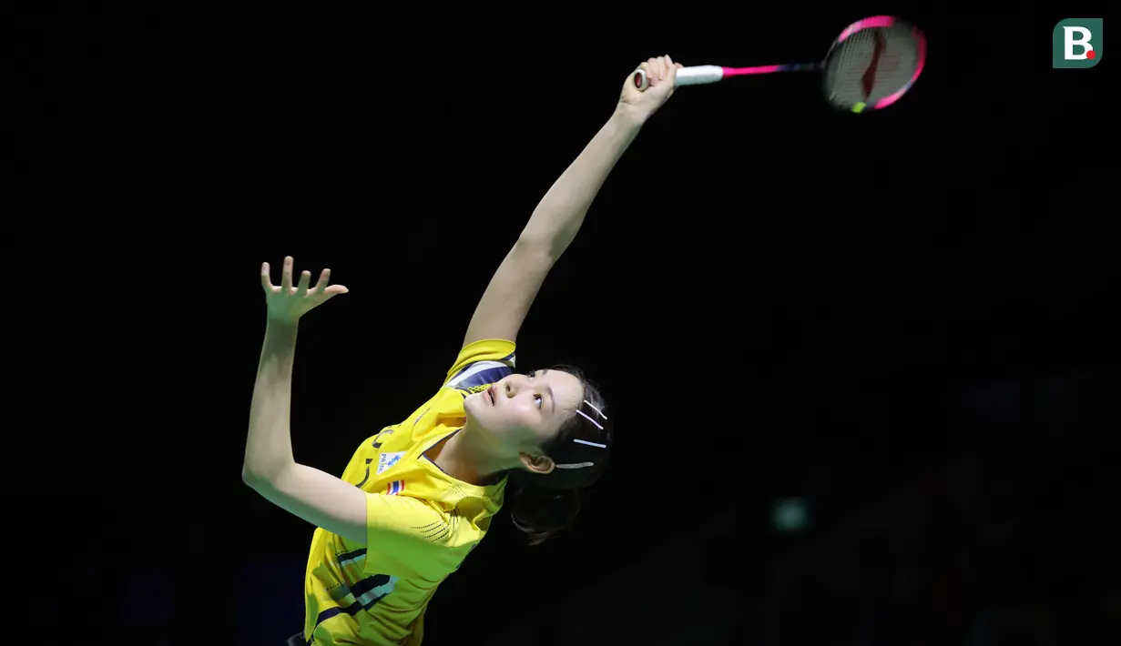 Pebulu tangkis tunggal putri Thailand, Pitchamon Opatniputh berusaha menjangkau kok dalam laga final Indonesia Masters 2026 melawan wakil China, Chen Yu Fei yang berlangsung di Istora, Senayan, Jakarta, Minggu (25/01/2026). (Bola.com/Bagaskara Lazuardi)
