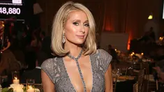 Aktris Paris Hilton berpose saat menghadiri Byron Crest's Oscar Gala Viewing Party untuk mendukung Rumah Sakit Anak Los Angeles di Beverly Hills, California (4/3). Paris Hilton datang bersama tunangannya, Chris Zylka. (Jesse Grant/Getty Images/AFP)