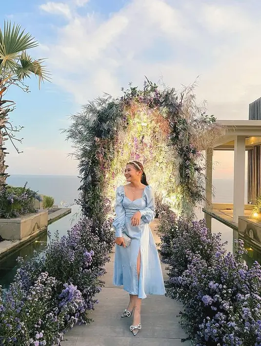 Juga hadir dalam resepsi pernikahan Maudy Ayunda dan Jesse Choi, Prilly Latuconsina tampil layaknya Cinderella dengan mengenakan gaun berwarna biru pastel. Satin midi dress ini memiliki detail kerah sweetheart dengan potongan puffy sleeve memberikan kesan anggun dan manis. (instagram/prillylatuconsina96)
