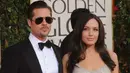 Satu tahun pasca mengajukan gugatan cerai terhadap Brad Pitt, kini Angelina Jolie mengurus keenam anaknya seorang diri. Hubungannya dengan Brad Pitt pun memang tidak baik sejak itu. (AFP/Robyn Beck)