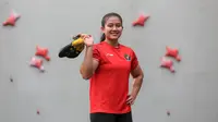 Atlet panjat tebing Indonesia, Desak Made Rita Kusuma Dewi berpose di depan fotografer saat pelatihan nasional (Pelatnas) panjat tebing untuk Olimpiade 2024 di area parkir Hotel Santika Premiere Kota Harapan Indah, Kota Bekasi, Selasa (05/03/2024). (Bola.com/Bagaskara Lazuardi)