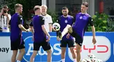 Bek Jerman #24 Robin Koch (kanan) dan rekan satu timnya mengambil bagian dalam sesi latihan MD-1 menjelang pertandingan Grup A UEFA EURO 2024 di Herzogenaurach, Bavaria, Selasa (18/6/2024). (Tobias SCHWARZ / AFP)