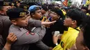Massa mahasiswa terlibat aksi dorong dengan petugas kepolisian saat aksi BEM UI  di Jalan MH Thamrin, Jakarta, Selasa, 18 Agustus 2026. (KLY/ Arie Basuki)