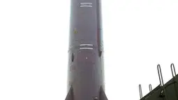 Rudal balistik jarak jauh sebelum peluncuran di lokasi yang tidak disebutkan, Minggu (11/10). Rudal Emad adalah rudal jarak jauh pertama Iran dengan kemampuan menghantam sasaran dengan tingkat akurasi yang tinggi. (REUTERS/farsnews.com)