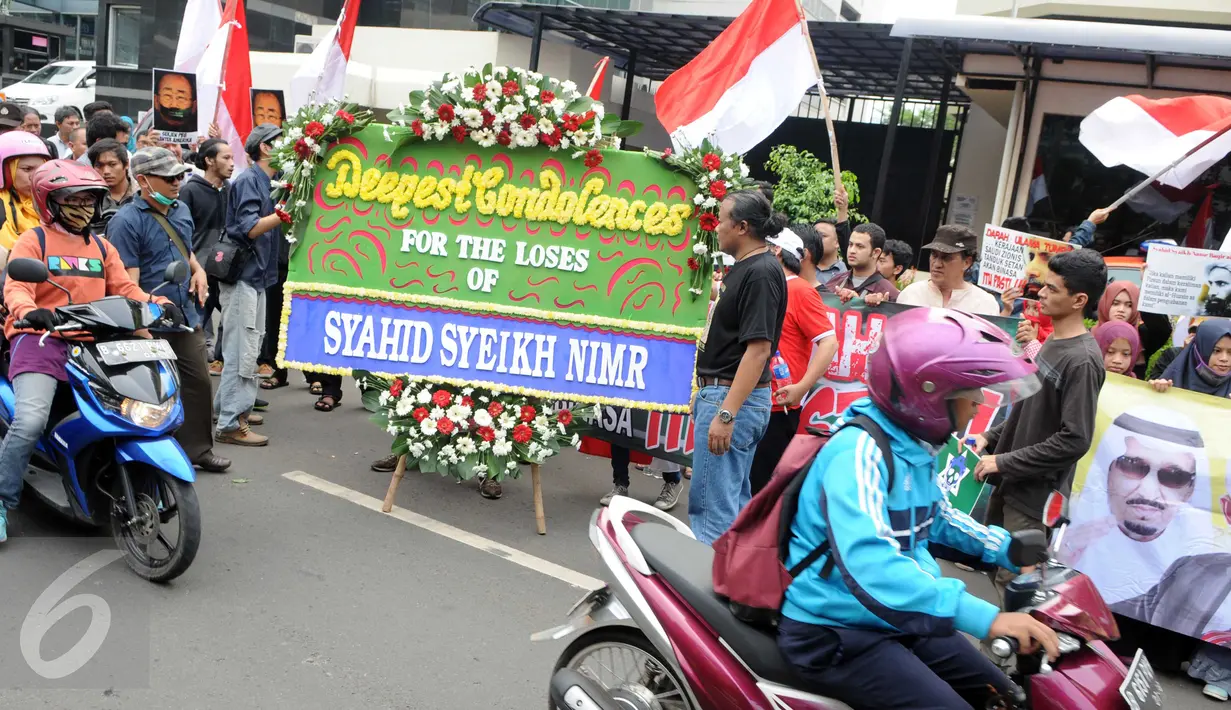 Sebuah karangan bunga dibawa saat aksi menentang eksekusi mati Syeikh Nimr di depan Kedubes Arab Saudi, Jakarta, Senin (4/1/2015). Mereka menuntut Pemerintah Saudi untuk menghentikan semua eksekusi mati para tahanan politik.(Liputan6.com/Helmi Afandi)
