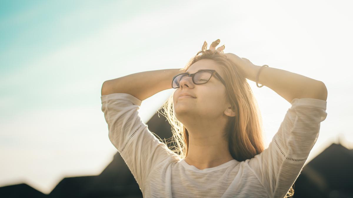 5 Zodiak Tak Bisa Lepas dari Ponsel saat Sarapan, Update Perkembangan Terkini