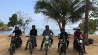 Pemain Arema, Juan Revi, Kartika Aji, Andriyas Francisco, Dalmiansyah Matutu, dan Nur Hardianto berfoto di Pantai Kondang Merak, Kabupaten Malang. (Bola.com/Iwan Setiawan)