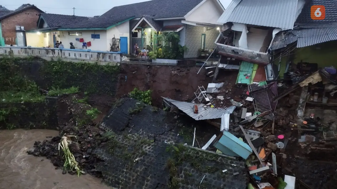 Sebuah rumah di bantaran Sungai Kaliloh Banyuwangi ambrol tergerus air sungai (Hermawan Arifianto/Liputan6.com)