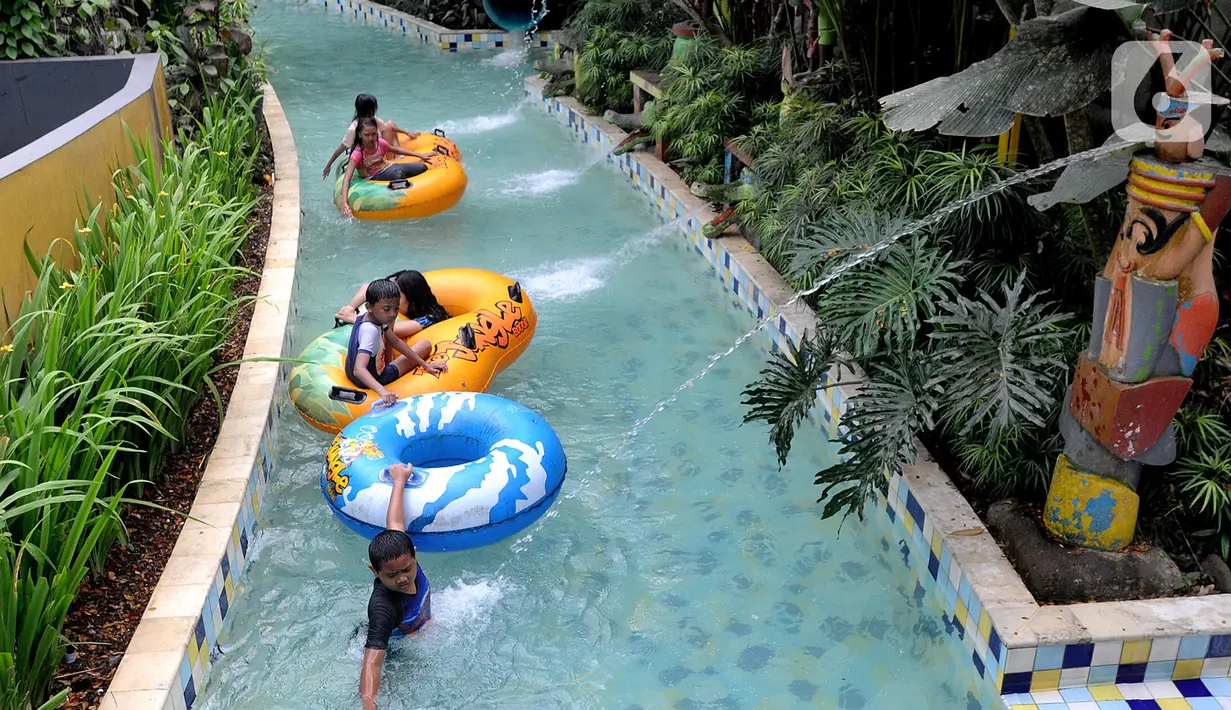 Anak-anak bermain air pada salah satu wahana di The Jungle Waterpark, Bogor, Jawa Barat, Sabtu (18/7/2020). Sejumlah tempat wisata di Kota Bogor mulai hari mulai dibuka kembali setelah selama 4 bulan ditutup dengan menerapkan protokol kesehatan bagi pengunjungnya. (merdeka.com/Arie Basuki)