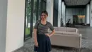 “Boleh kan sekali kali feminim,” tulis Tissa Biani lewat fotonya di sebuah hotel. Tissa Biani pakai atasan bermotif garis-garis hitam putih yang dipadukan dengan rok mini biru. Penampilannya terlihat santai namun tetap stylish, cocok dengan latar ruangan modern yang elegan. (Liputan6.com/IG/@tissabiani)