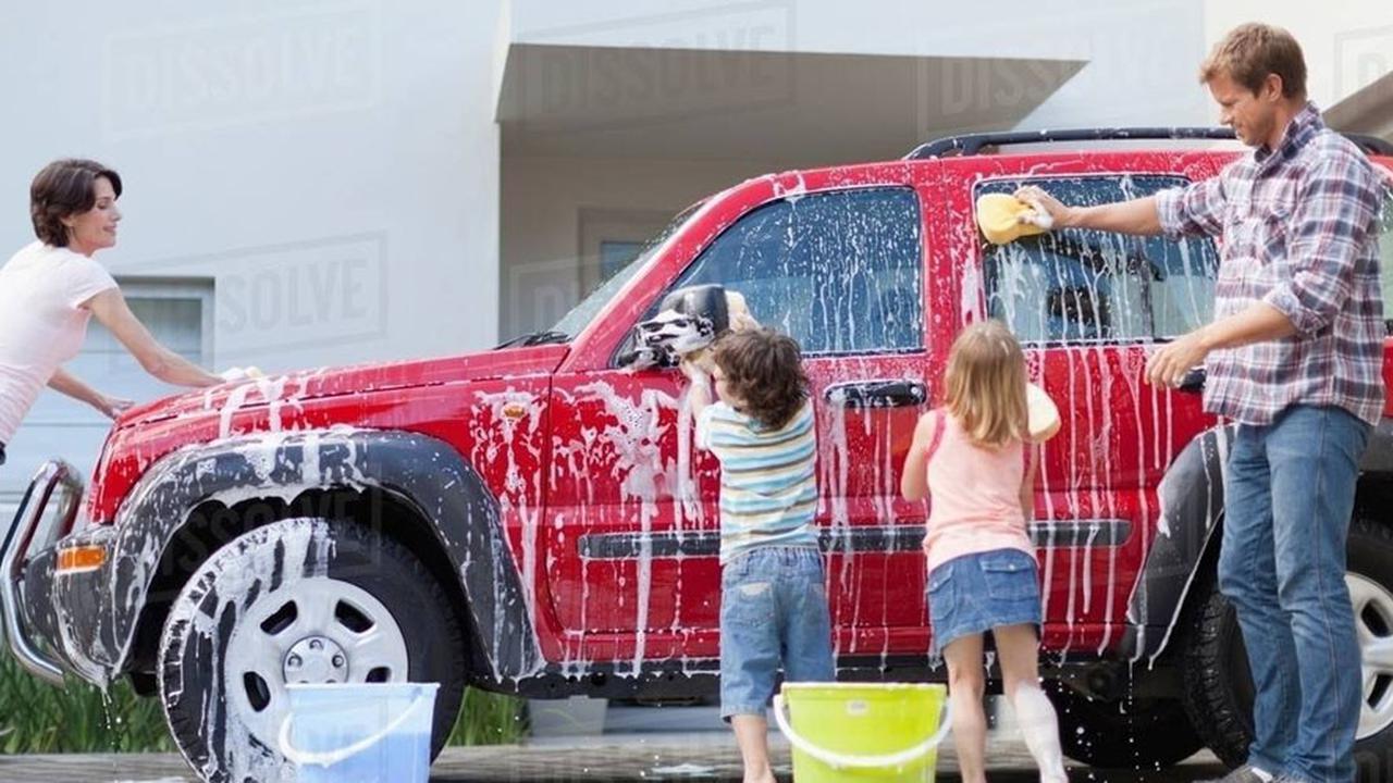 Ilustrasi mencuci mobil (dissolve)