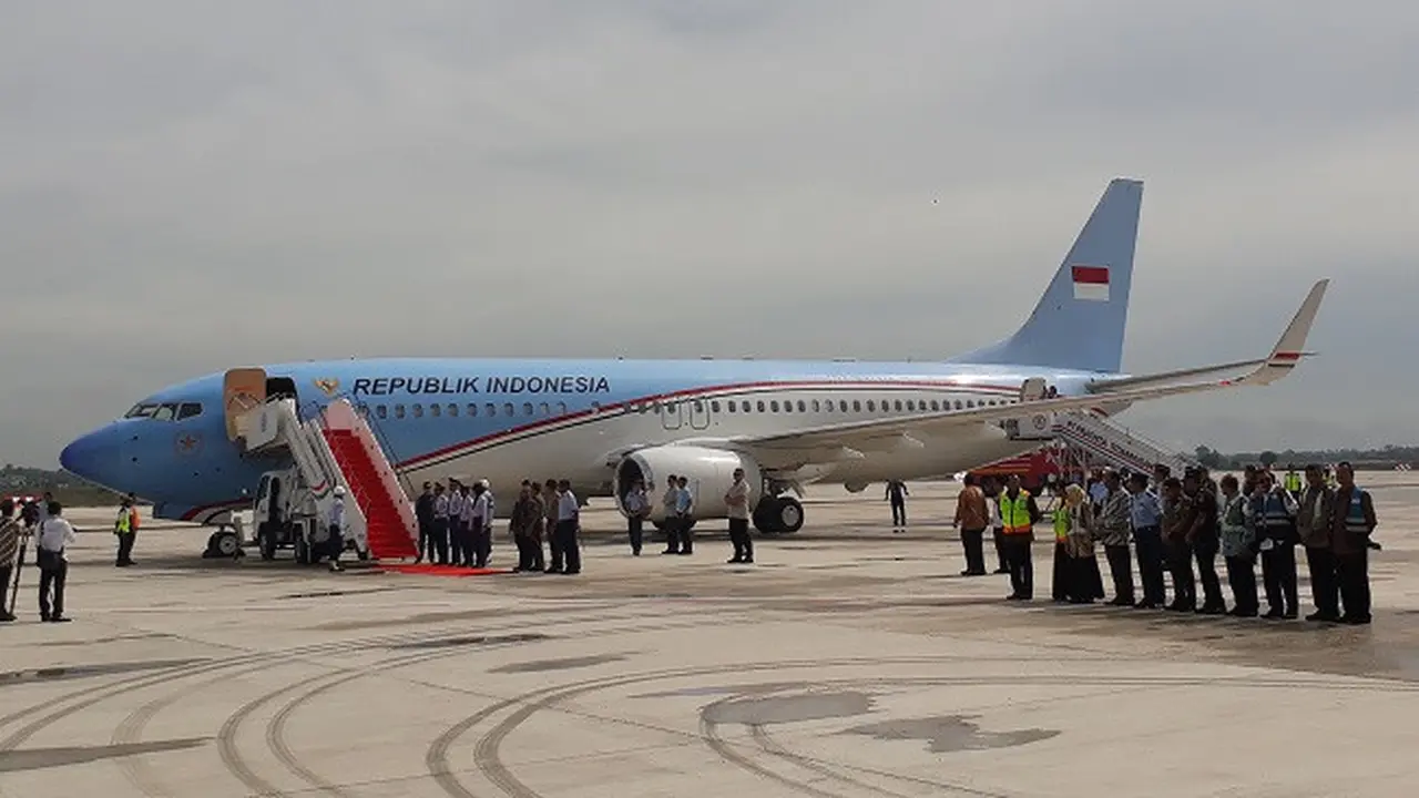 Pesawat Kepresidenan mendarat perdana di Bandara Kertajati (Dok Foto: Ilyas Istianur Praditya/Liputan6.com)
