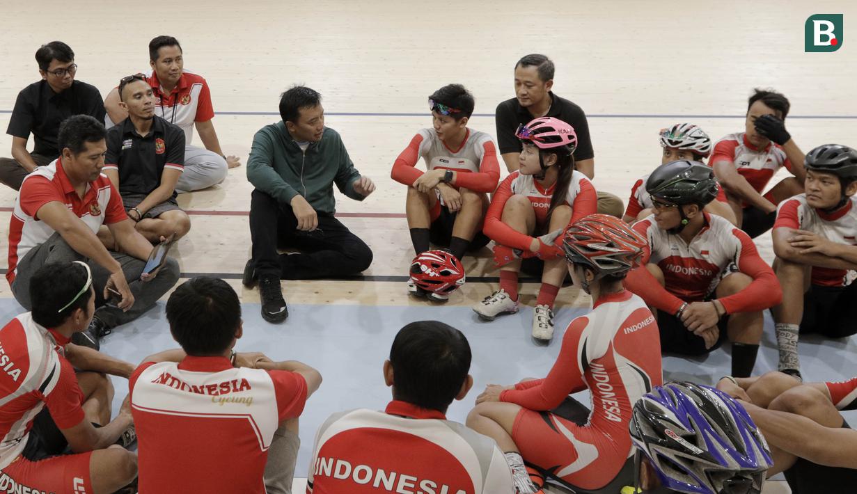 Menpora RI, Imam Nahrawi, memberi arahan kepada atlet saat meninjau venue balap sepeda di Jakarta Internasional Velodrome, Jakarta, Selasa (31/7/2018). Menpora berharap para atlet dapat berprestasi di Asian Games 2018. (Bola.com/M Iqbal Ichsan)