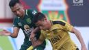 Pemain Bhayangkara FC, Alsan Sanda (kiri) berebut dengan pemain Persebaya, Irfan Jaya pada lanjutan Go-Jek Liga 1 Indonesia bersama Bukalapak di Lapangan PTIK, Jakarta, Rabu (11/7). Laga berakhir imbang. (Liputan6.com/Helmi Fthriansyah)