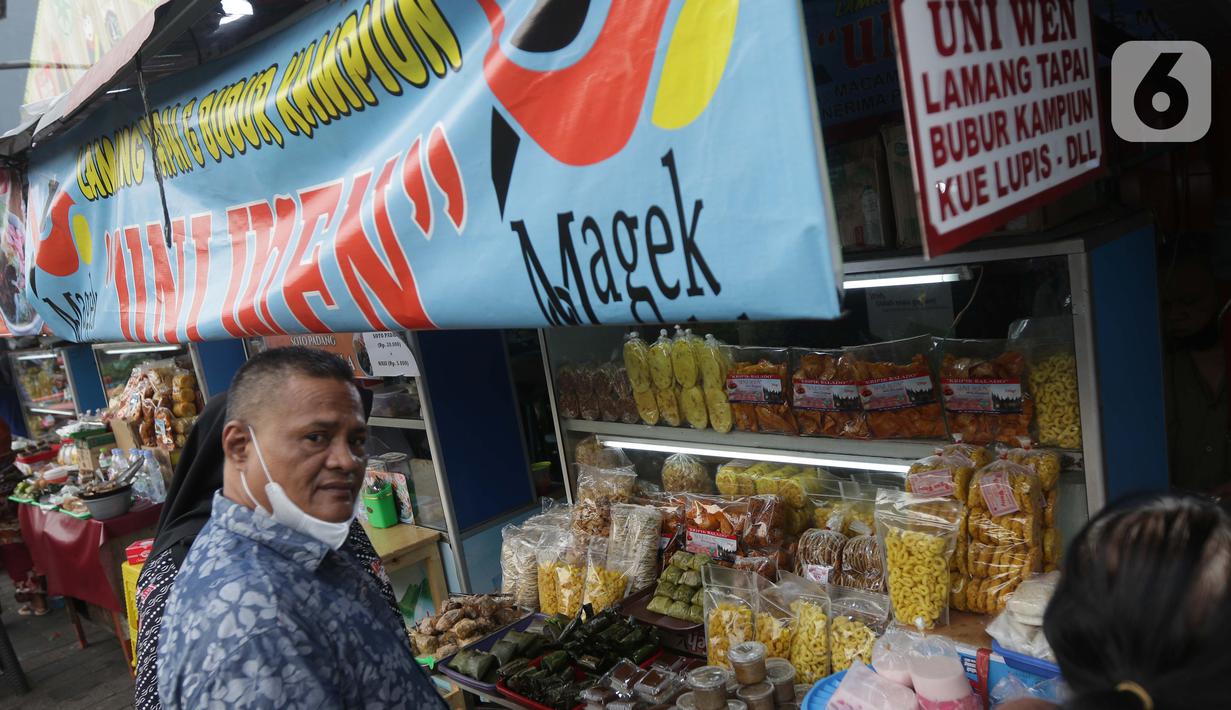 Warga memilih menu makanan khas Sumatera Barat yang dijajakan di kawasan Food Street Kramat, Jakarta, Jumat (30/4/2021). Kawasan yang menjual beragam menu makanan khas Sumatera Barat selalu ramai dikunjungi pecinta kuliner terutama jelang waktu berbuka puasa. (Liputan6.com/Helmi Fithriansyah)