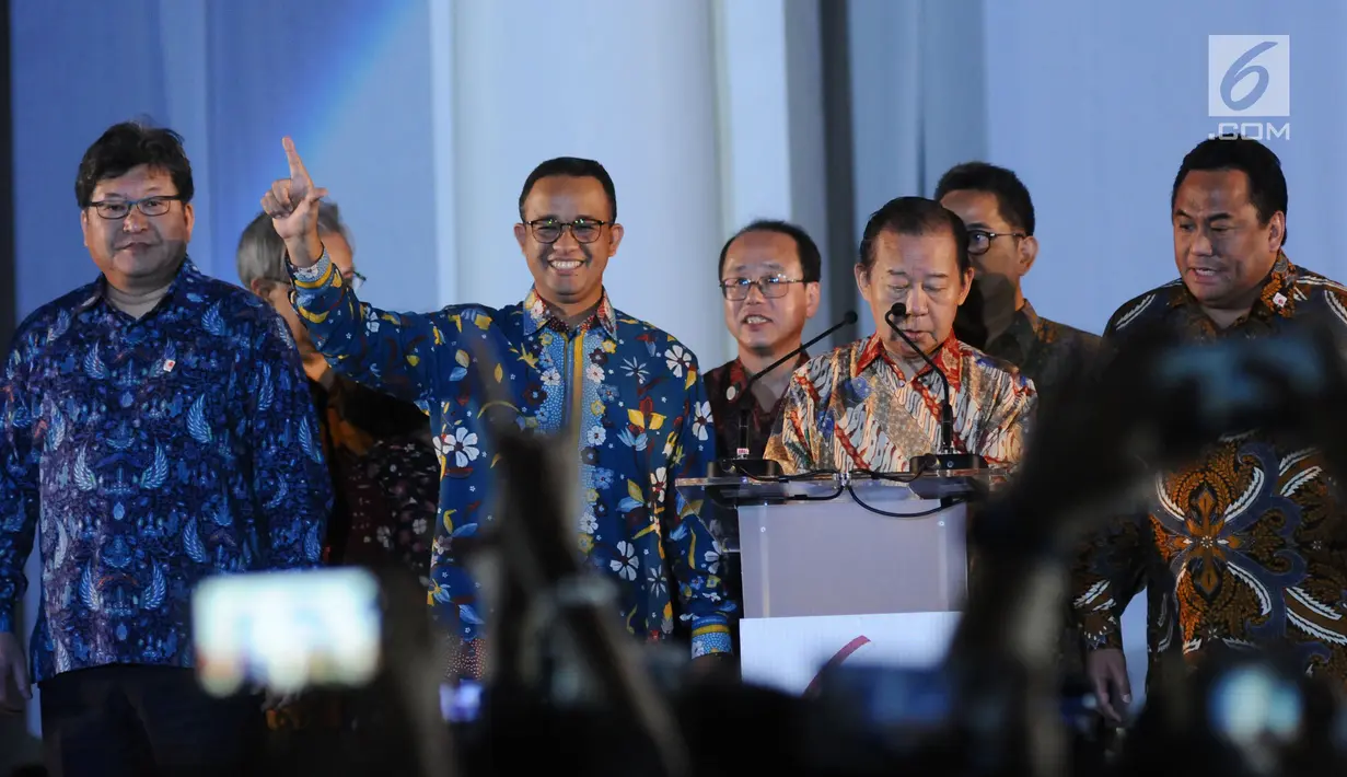 Gubernur DKI Jakarta Anies Baswedan (kedua kiri) memberi salam saat menghadiri pembukaan perayaan 60 tahun hubungan diplomatik Indonesia-Jepang di area Museum Fatahillah, Jakarta, Jumat (19/1). (Liputan6.com/Helmi Fithriansyah)