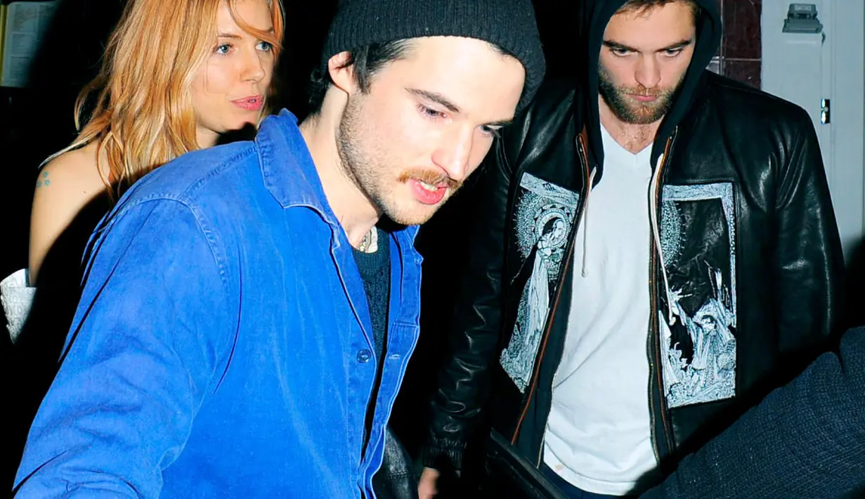 Namun sepertinya Rob sudah menepis rumor tersebut dengan ciumannya untuk Sooki. (Us Weekly)