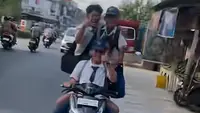 Empat remaja yang masih duduk di bangku SMP terekam sedang berboncengan empat menggunakan sepeda motor matik di Jalan WR Supratman, Kelurahan Rengas, Kecamatan Ciputat Timur, Tangerang Selatan. (Foto: Tangkapan Layar Sosmed)