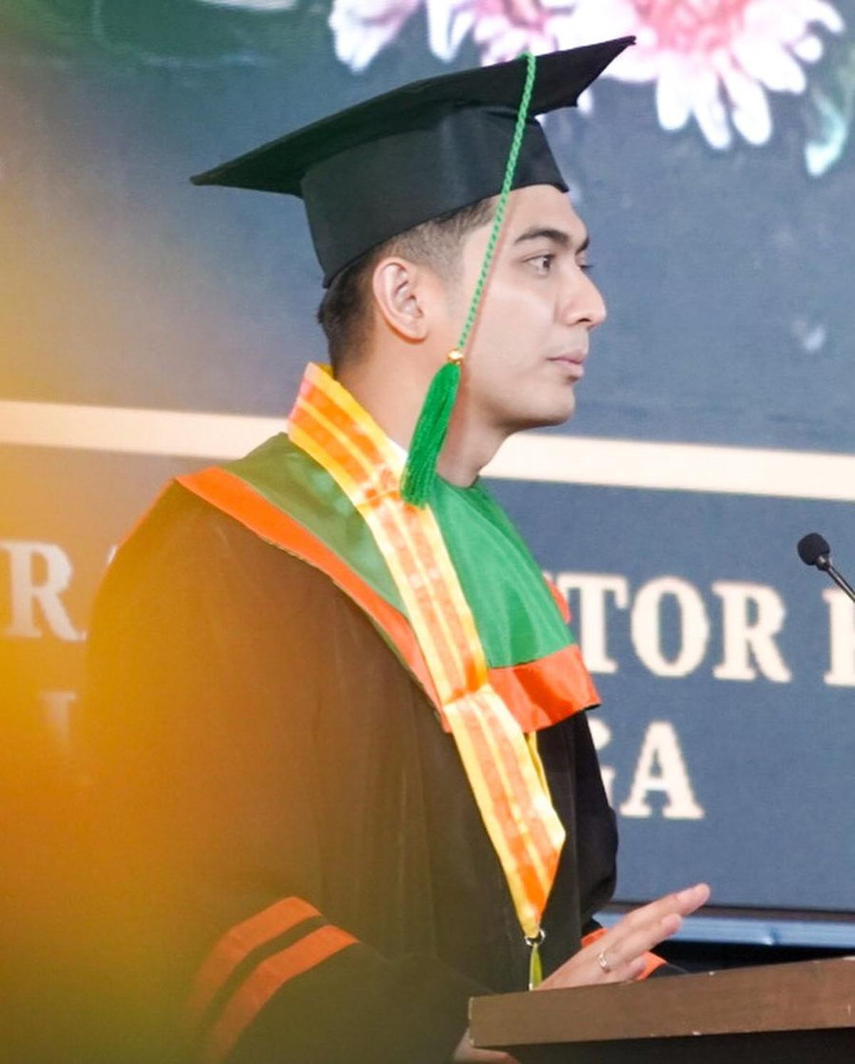 Dalam kebahagiaannya, Teuku Ryan terpancar kegembiraan setelah resmi menyandang gelar M.M.