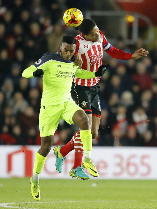 Aksi pemain Liverpool, Daniel Sturridge (kiri) berebut bola dengan pemain Southampton, Virgil van Dijk pada laga leg pertama Semifinal Piala Liga Inggris di St. Mary's stadium, Southampton (11/1/2017). Soton menang 1-0 atas Liverpool. (AP/Frank Augstein)