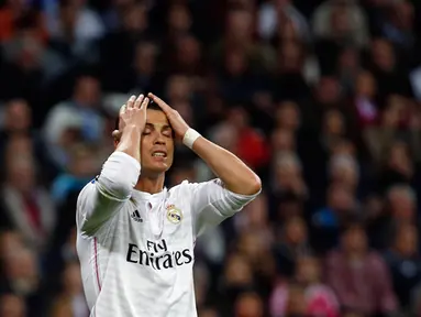 Penyerang Real Madrid, Cristiano Ronaldo Terlihat sedih usai timnya bermain imbang melawan Villareal pada laga Liga Spanyol di Santiago Bernabeu, Spanyol, (1/3/2015). Real Madrid bermain imbang dengan Villareal (1-1).  (Reuters/Susana Vera)