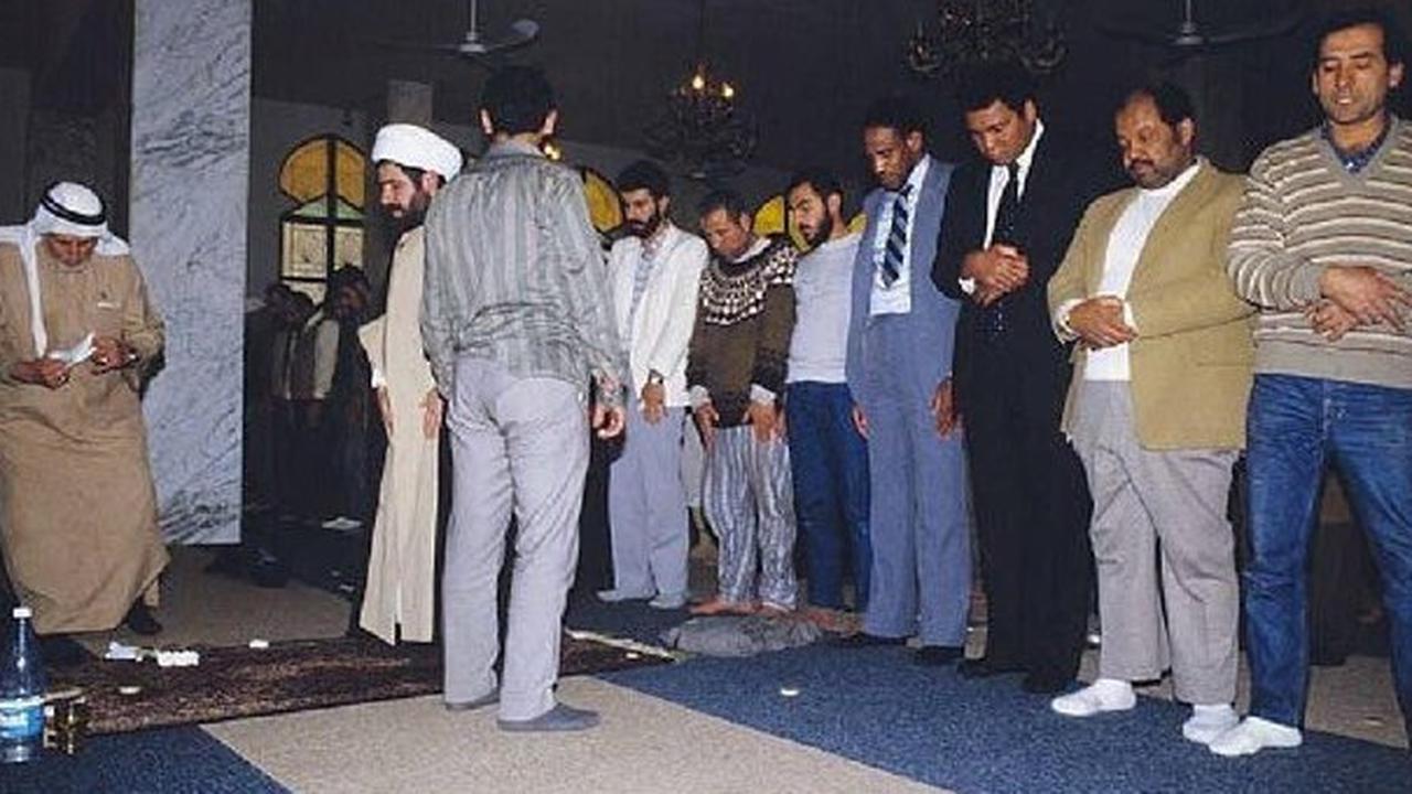 VIDEO Petinju Legendaris Muhammad Ali Pernah Salat Diimami Pemimpin Hizbullah Naim Qassem