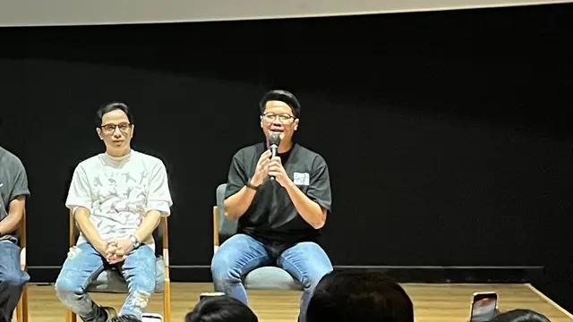 Adityo Kusumowardhono, memegang mic pada konferensi pers "Antam presents 30 Tahun Berkarya Ungu Waktu Yang Dinanti Final Chapter” yang diselenggarakan di kawasan Jakarta pada (6/10/2026). (Liputan6.com/Afradhiya N.R)